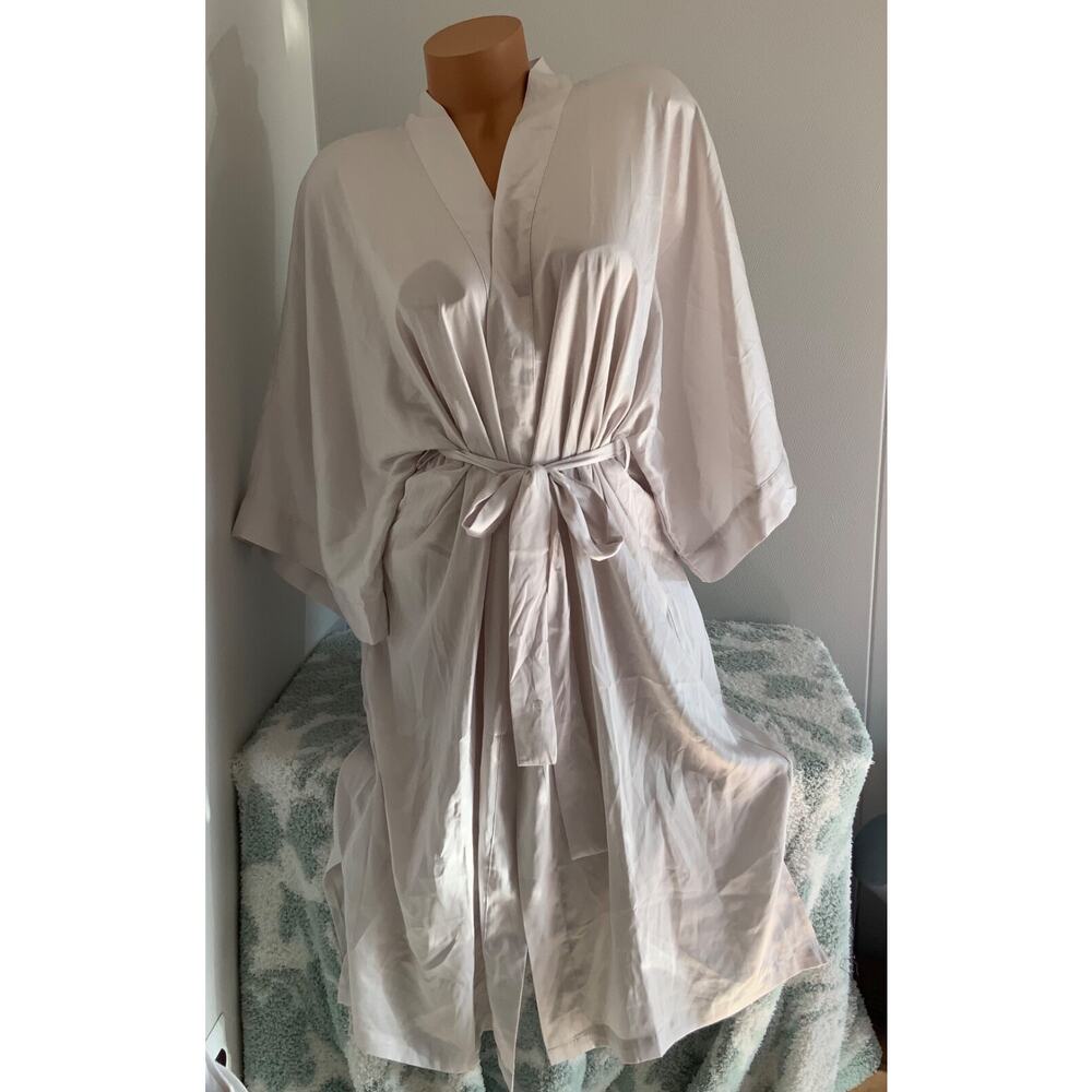 Victorias Secret Satin Robe 3/4 Length Very Light Gray sz XS/S - Picture 1 of 3